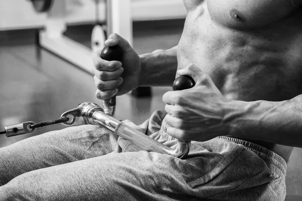 Grueling formation bodybuilder professionnel dans la salle de gym — Photo