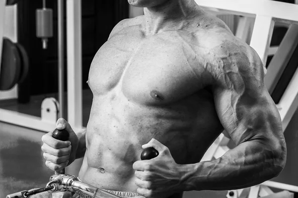 Bodybuilder professionista di allenamento Grueling in palestra — Foto Stock