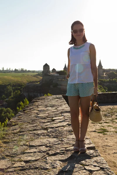 Cute, funny, cheerful brunette outdoors.She travels to beautiful places. — Stock Photo, Image