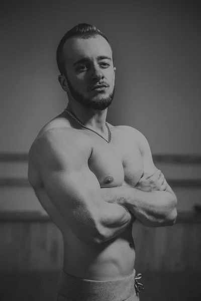 Handsome athletic man posing to the camera — Stock Photo, Image