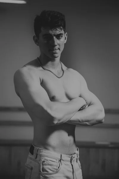 Bel homme athlétique posant à la caméra — Photo