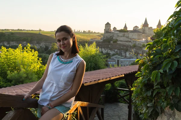 Cute, funny, cheerful brunette outdoors.She travels to beautiful places. — Stock Photo, Image