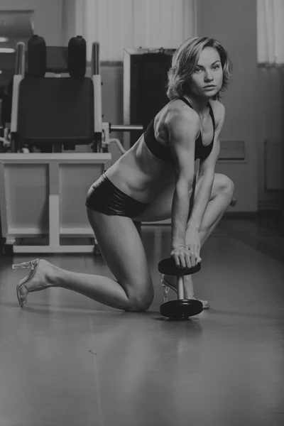 Sport blonde. Mooie sterke meisje. Bodyfitness, fitness voor vrouwen. Vrouw doen oefeningen in de sportschool. Schoonheid, gezondheid en sport. Bodybuilder jong volwassen sexy meisje — Stockfoto