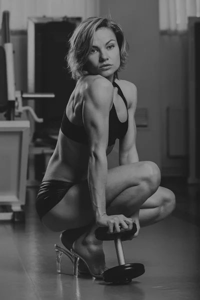 Sport blonde. Beautiful strong girl. Bodyfitness, women's fitness. Woman doing exercises at the gym. Beauty, health, and sports.Bodybuilder young adult sexy girl — Stock Photo, Image