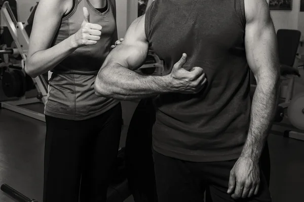 Sportovní dvojice na trénink v tělocvičně. — Stock fotografie