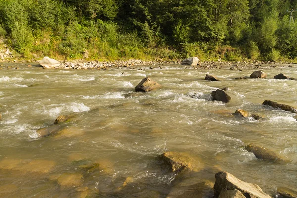 Krásné řeky a horské scenérie. Neuvěřitelně krásné přírody pohoří. Muž panenskou divočinou oblast. Foto pro přirozené časopisy, plakáty, kulisy a webové stránky. — Stock fotografie