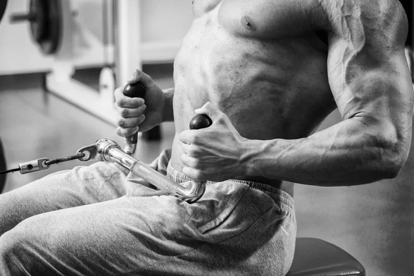 Ισχυρή μυώδης άνδρας κάνει ασκήσεις στο γυμναστήριο. — Φωτογραφία Αρχείου