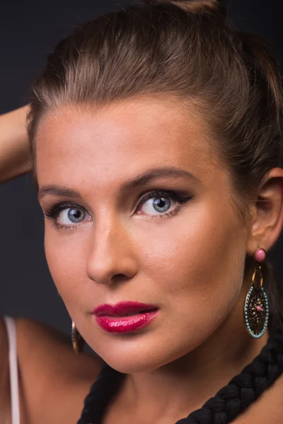 Den romantiska bilden av den vacker brunetten i en delikat vit klänning mot en mörk bakgrund. Känslig tjej med en trevlig avslappnad makeup. Foto för unga och sociala tidskrifter, affischer och webbplatser. — Stockfoto