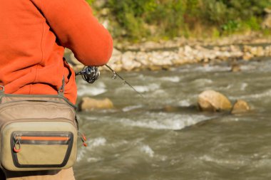 Balıkçı bir dağ nehir üzerinde egzotik balık yakalamak. Alabalık balıkçılık Karpat nehirler. Dağları nın el değmemiş doğası. Balıkçılık ve doğal dergiler, posterler ve Web siteleri için fotoğraf.