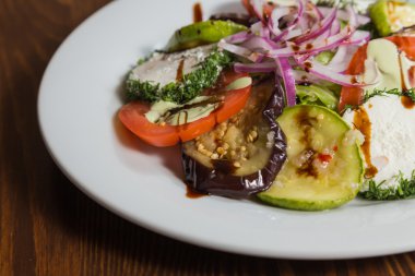 Beyaz peynir ve sebze salatası.