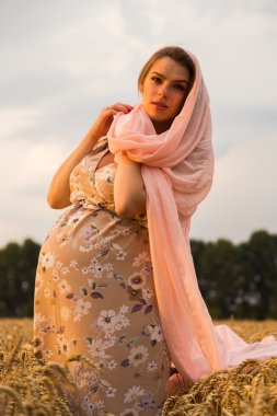 Güzel ve büyüleyici oyun tiyatro aktör kamera. Siyah ve beyaz fotoğraf aktör karanlık bir arka plan üzerinde bir dilenci kılığında. Dekore edilmiş sahne görüntü ve profesyonel makyaj.