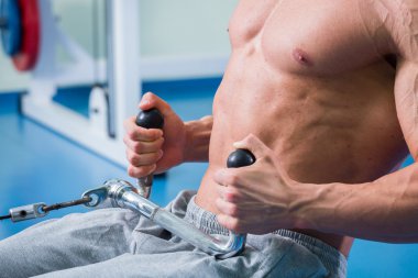 Güçlü kas adam jimnastik egzersizleri yapıyor.