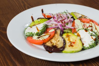 Beyaz peynir ve sebze salatası.