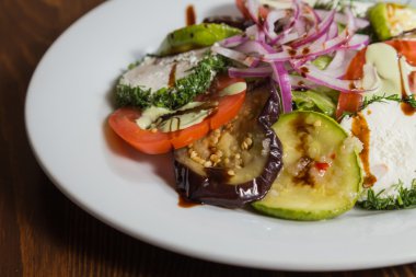 Beyaz peynir ve sebze salatası.