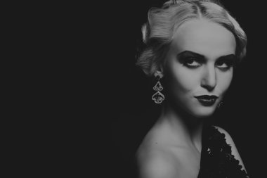 20'li yaşlarda bir kız güzel romantik görüntü stili. Güzel sarışın karanlık bir arka plan üzerinde şık bir elbise içinde. Profesyonel makyaj ve Takı Tasarım. Moda dergileri, afiş ve Web siteleri için fotoğraf.