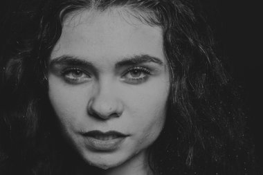 siyah bir zemin üzerine genç atlet