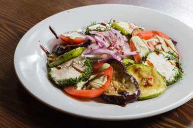 Beyaz peynir ve sebze salatası.