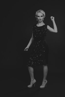 20'li yaşlarda bir kız güzel romantik görüntü stili. Güzel sarışın karanlık bir arka plan üzerinde şık bir elbise içinde. Profesyonel makyaj ve Takı Tasarım. Moda dergileri, afiş ve Web siteleri için fotoğraf.