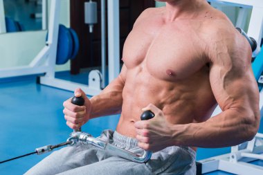 Güçlü kas adam jimnastik egzersizleri yapıyor.