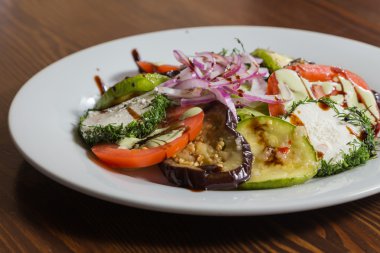 Beyaz peynir ve sebze salatası.