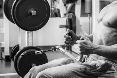 Güçlü kas adam jimnastik egzersizleri yapıyor.