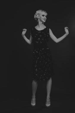 20'li yaşlarda bir kız güzel romantik görüntü stili. Güzel sarışın karanlık bir arka plan üzerinde şık bir elbise içinde. Profesyonel makyaj ve Takı Tasarım. Moda dergileri, afiş ve Web siteleri için fotoğraf.