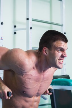 Güçlü kas adam jimnastik egzersizleri yapıyor.