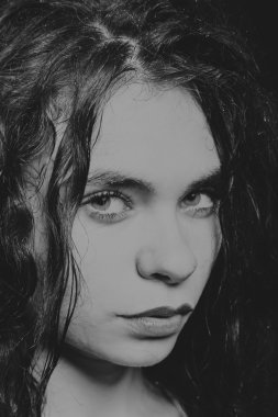 siyah bir zemin üzerine genç atlet