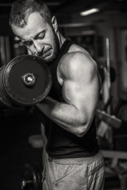 Adam jimnastik salonu. Halter alıştırmalar kılıyor. Spor, güç, halter, gerginlik, egzersiz - sağlıklı bir yaşam tarzı kavramı. Fitness ve spor hakkında makale.