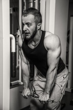 Atlet kasları gösterir. Vücudunuzun üzerinde çalışmak ve hedefe ulaşmak. Fotoğraflar spor dergi ve Web siteleri için.