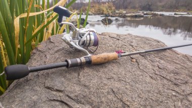 Balık tutma. Doğa. İplik Nehri üzerinde. Spor balıkçılık. Güzel doğa. Etkin ülke dinlenme kavramı.