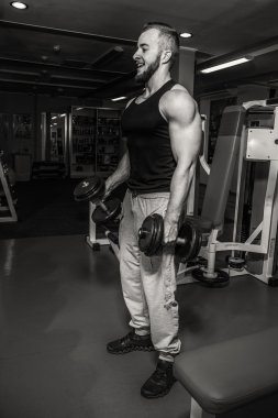 Adam jimnastik salonu. Halter alıştırmalar kılıyor. Spor, güç, halter, gerginlik, egzersiz - sağlıklı bir yaşam tarzı kavramı. Fitness ve spor hakkında makale.