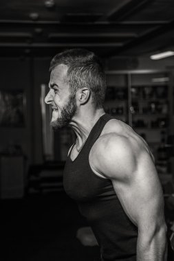 Adam jimnastik salonu. Halter alıştırmalar kılıyor. Spor, güç, halter, gerginlik, egzersiz - sağlıklı bir yaşam tarzı kavramı. Fitness ve spor hakkında makale.