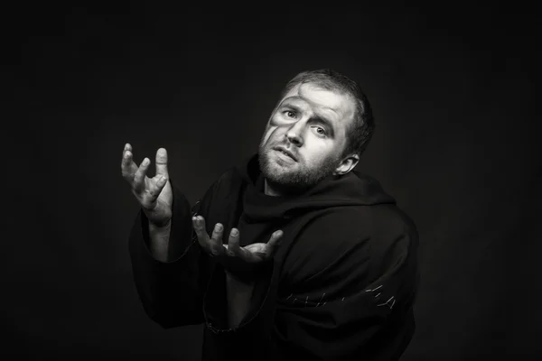 Bellissimo e affascinante attore di teatro gioco sulla macchina fotografica. Foto in bianco e nero dell'attore travestito da mendicante su sfondo scuro. Immagine scenica splendidamente decorata e trucco professionale . — Foto Stock