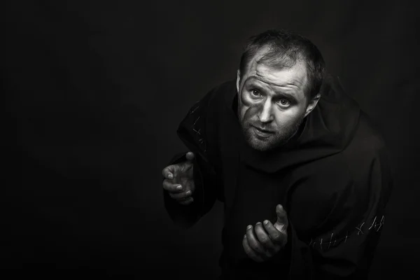 Hermoso y fascinante actor de teatro de juego en cámara. Foto en blanco y negro del actor disfrazado de mendigo sobre un fondo oscuro. Imagen escénica bellamente decorada y maquillaje profesional . — Foto de Stock