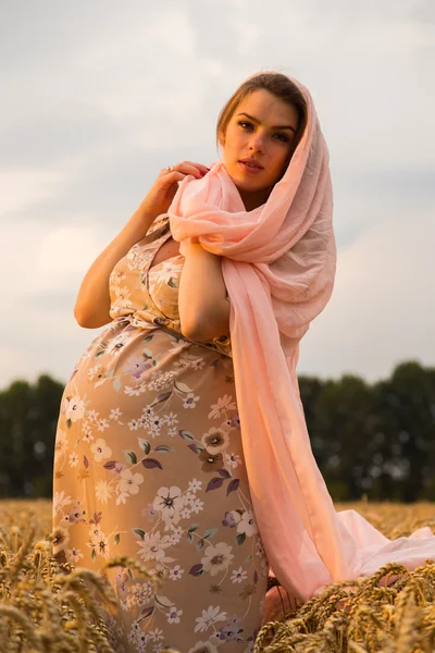 Prachtige en fascinerende spel theater acteur op camera. Zwart-wit foto van de acteur in de gedaante van een bedelaar op een donkere achtergrond. Prachtig ingericht fase beeld en professionele make-up. — Stockfoto