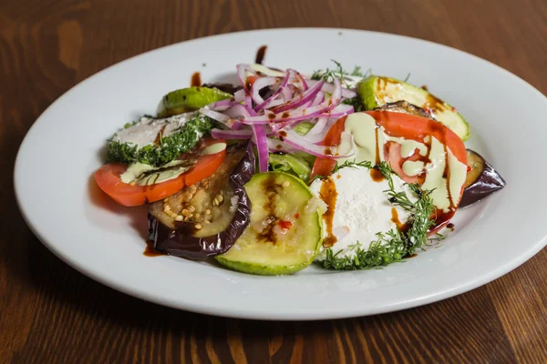 Salat mit Feta-Käse und Gemüse. — Stockfoto
