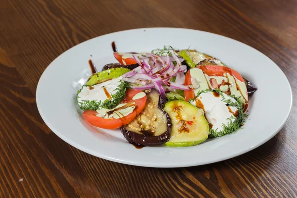 Insalata con formaggio feta e verdure . — Foto Stock