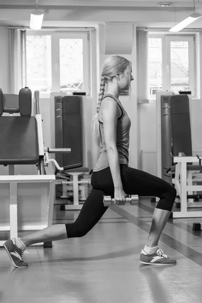 Flicka pumpar de stora muskelgrupper i gymmet. Styrketräning. Kvinnliga fitness. Stark Tjej. — Stockfoto