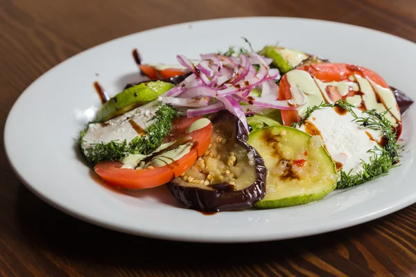 Salat mit Feta-Käse und Gemüse. — Stockfoto