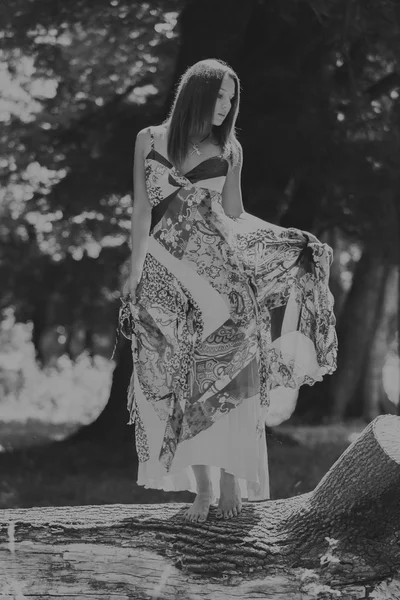 Schöne junge Mädchen in einem Kleid auf einem Hintergrund der Natur. die Eleganz des romantischen Mädchenbildes. krasyvechorno weißes Foto. Foto für Mode- und Sozialmagazine, Poster und Webseiten. — Stockfoto