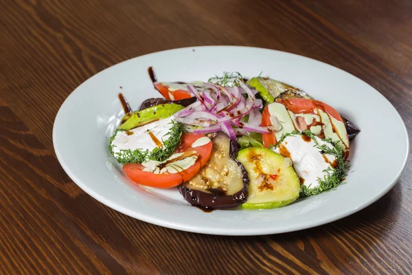 Insalata con formaggio feta e verdure . — Foto Stock