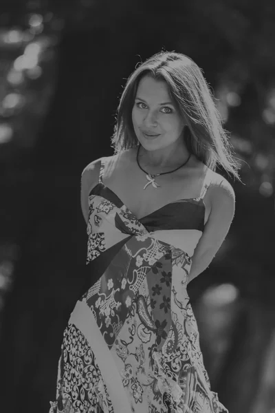 Hermosa joven en un vestido en un fondo de la naturaleza. La elegancia de la imagen romántica de la niña. Foto en blanco de Krasyvechorno. Foto para revistas de moda y sociales, carteles y sitios web . — Foto de Stock