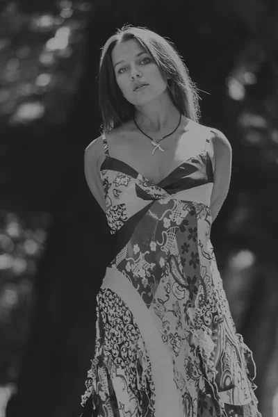 Schöne junge Mädchen in einem Kleid auf einem Hintergrund der Natur. die Eleganz des romantischen Mädchenbildes. krasyvechorno weißes Foto. Foto für Mode- und Sozialmagazine, Poster und Webseiten. — Stockfoto