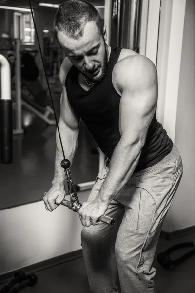 El atleta demuestra músculos. Trabaje en su cuerpo y lograr la meta. Fotos para revistas deportivas y sitios web . —  Fotos de Stock