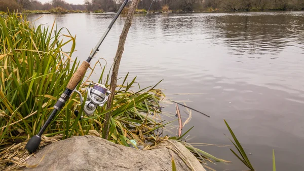 Pesca. La natura. Girando sul fiume. Pesca sportiva. Bellissima natura. Il concetto di riposo attivo in campagna . — Foto Stock