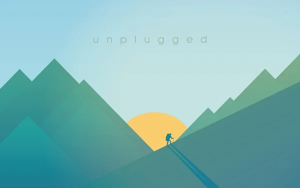 Dağlarda yürüyüş sırasında günbatımı. Uzun yürüyüşe çıkan kimse siluet spor açık macera gevşeme konseptiyle.