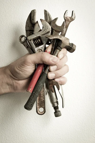 Mano de hombre sosteniendo herramientas viejas — Foto de Stock