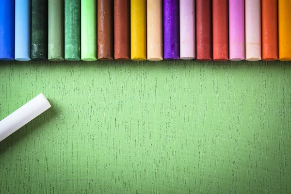 Crayons lined — Stockfoto