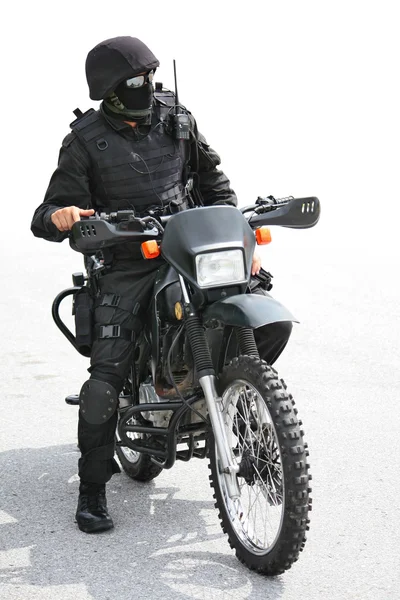 Hombre de negro en motocicleta — Foto de Stock